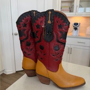 NWT - 7m - Dingo Red and Tan Heeled Western Boots